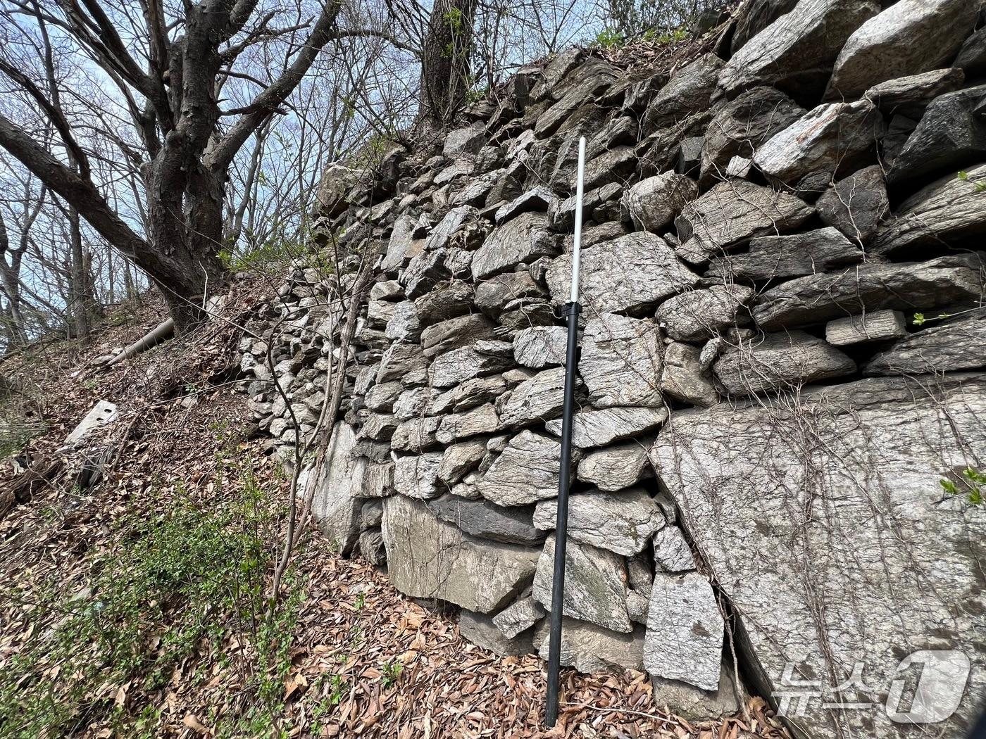 본문 이미지 - 경기도 기념물로 지정된 석성산성 성벽.(용인시 제공)