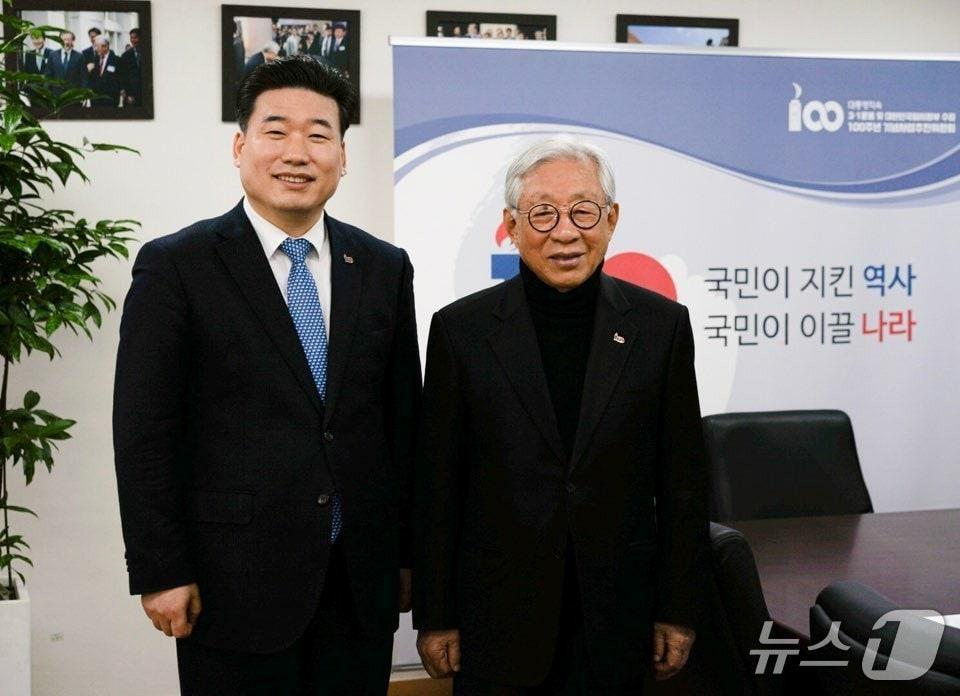 본문 이미지 - 정원영 예비후보(왼쪽)와 한완상 전 부총리.(예비후보 제공)