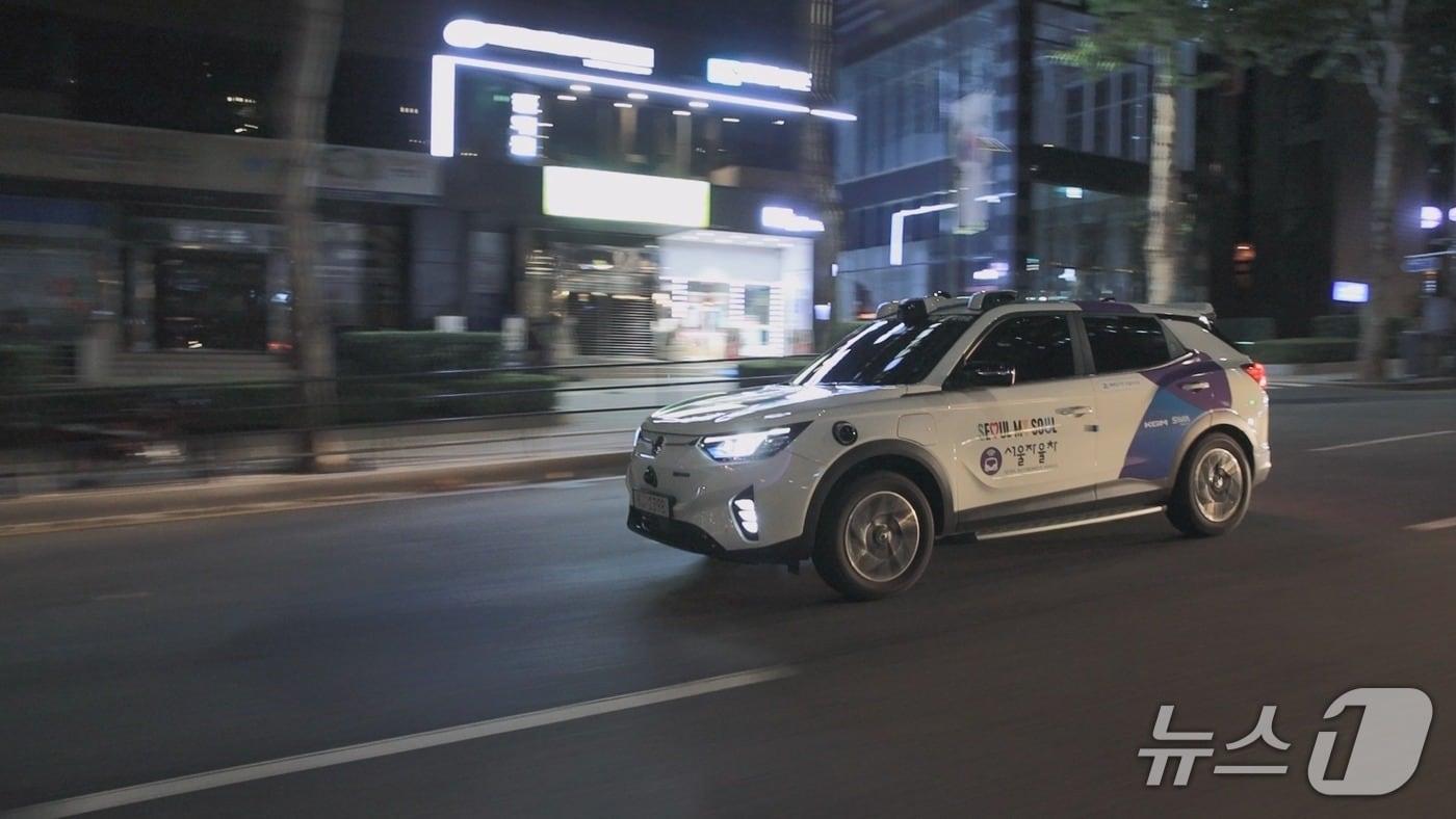 본문 이미지 - KGM이 SWM과 협력해 서울 강남구 일대에서 SWM이 운영중인 구역형 자율주행 로보택시 코란도 EV(KGM 제공)