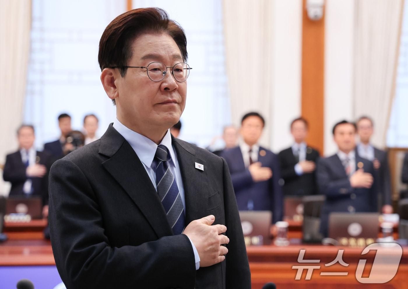 본문 이미지 - 이재명 대통령이 6일 청와대에서 열린 국무회의 겸 제4차 비상경제 점검회의에서 국민의례를 하고 있다. 2026.4.6 ⓒ 뉴스1 이재명 기자