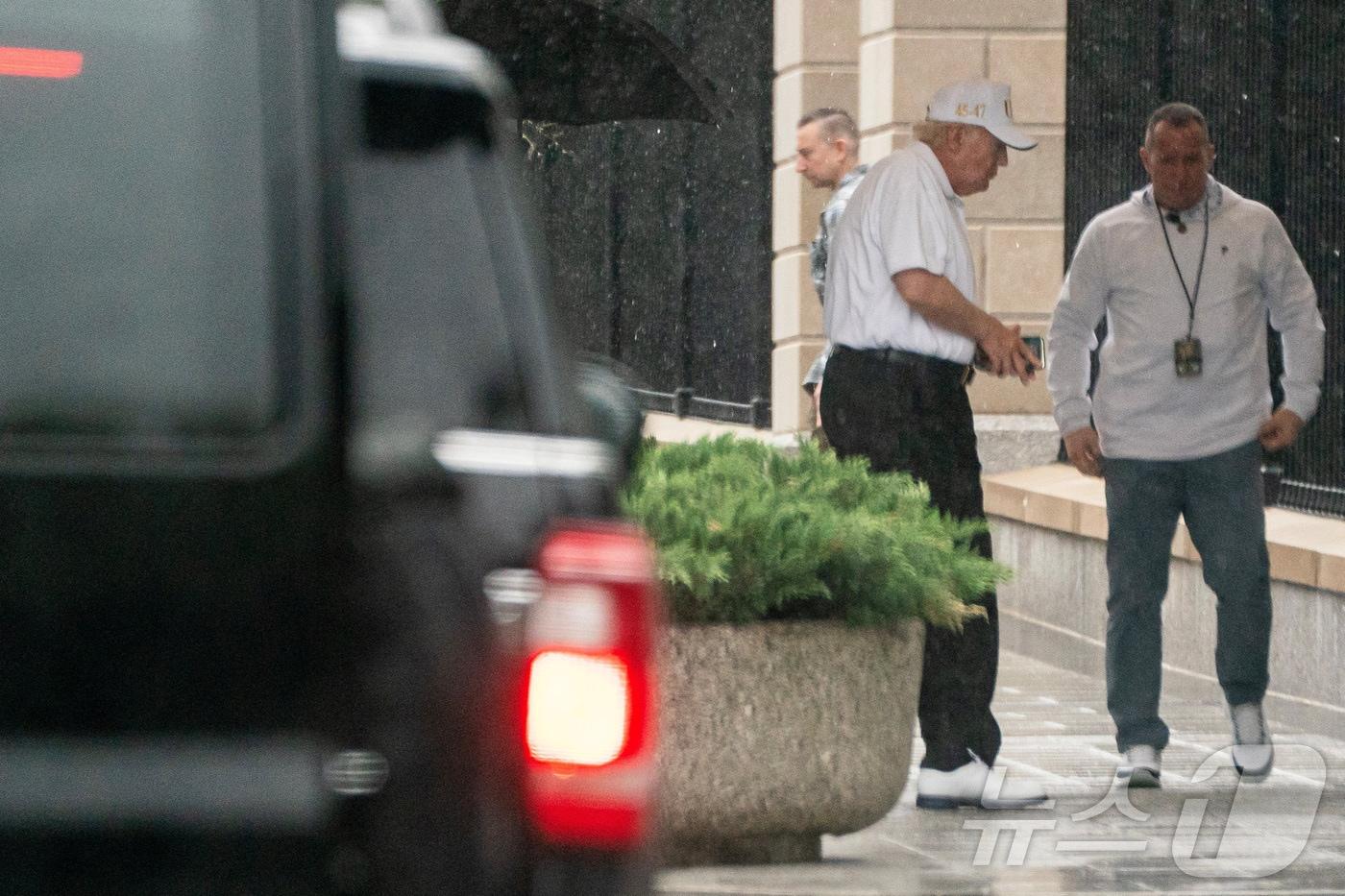 본문 이미지 - 도널드 트럼프 미국 대통령이 5일(현지시간) 워싱턴 D.C.에 위치한 트럼프 내셔널 골프 클럽 방문을 마치고 백악관에 도착했다. 2026.04.05 ⓒ 로이터=뉴스1