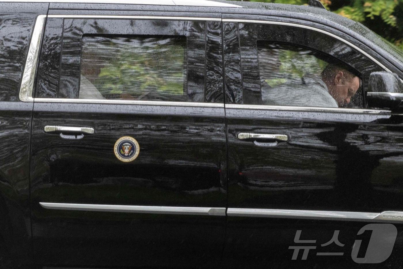 본문 이미지 - 도널드 트럼프 미국 대통령이 5일(현지시간) 버지니아주 스털링에 위치한 트럼프 내셔널 골프 클럽을 떠나고 있다. 2026.04.05 ⓒ AFP=뉴스1
