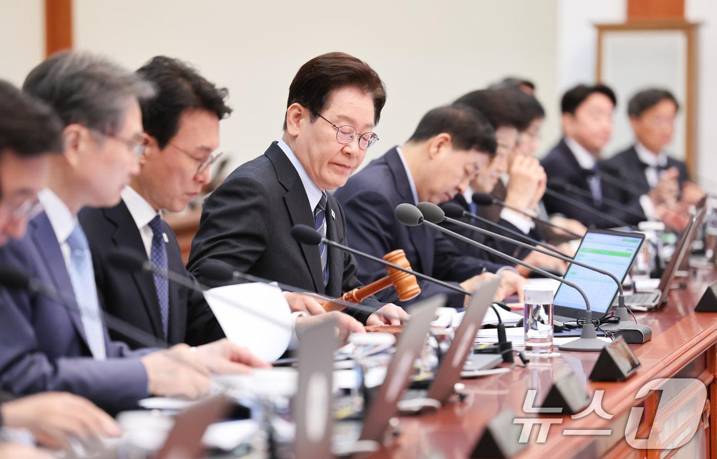 본문 이미지 - 이재명 대통령이 6일 청와대에서 열린 국무회의 겸 제4차 비상경제 점검회의에서 의사봉을 두드리고 있다. 2026.4.6 ⓒ 뉴스1 이재명 기자