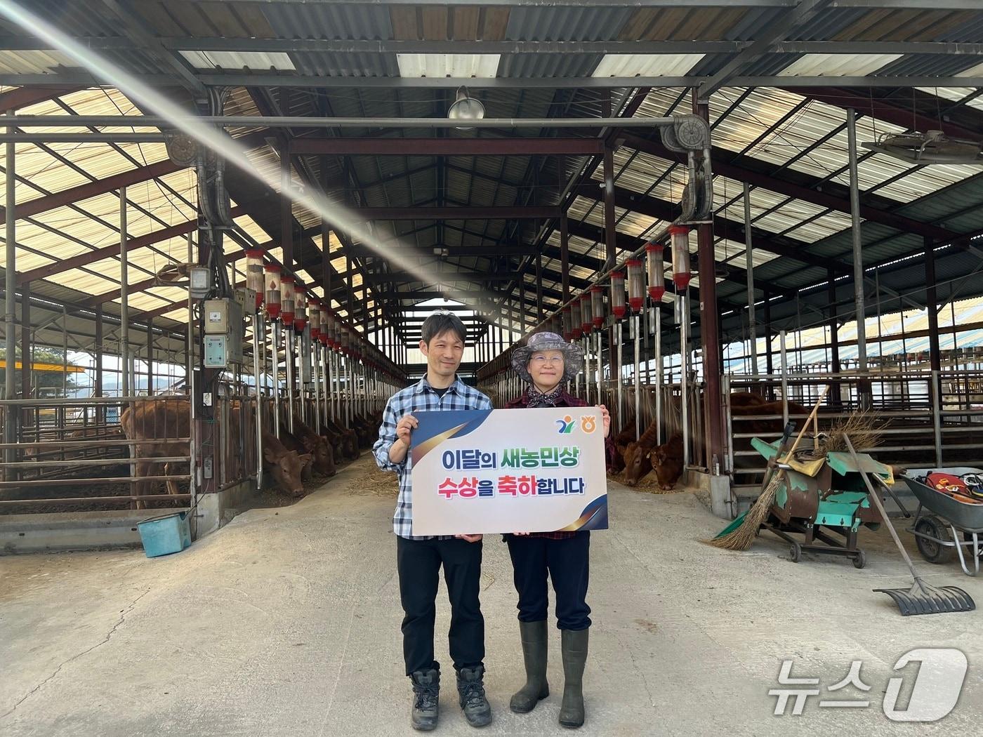 본문 이미지 - '4월 이달의 새농민상'에 선정된 춘천철원화천양구축산농협 김경수·박선영 부부.(농협 강원본부 제공. 재판매 및 DB금지)/뉴스1