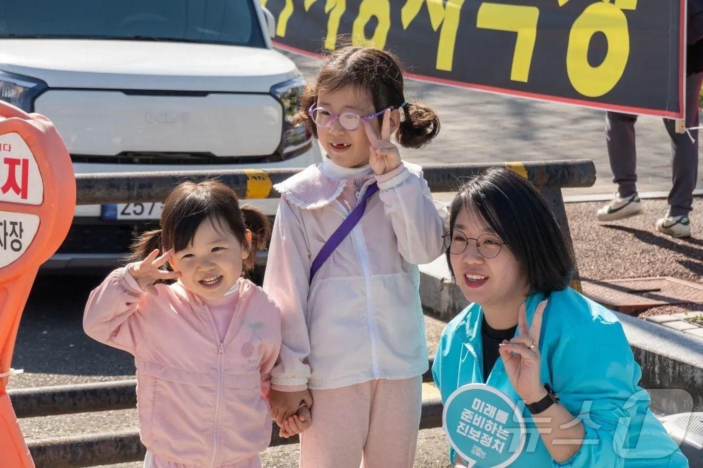 본문 이미지 - 용혜인 기본소득당 대표가 호남선거대책위원장을 맡아 5일 광주 우치공원에서 시민들과 만나고 있다.(용혜인 SNS. 재배포 및 DB 금지)