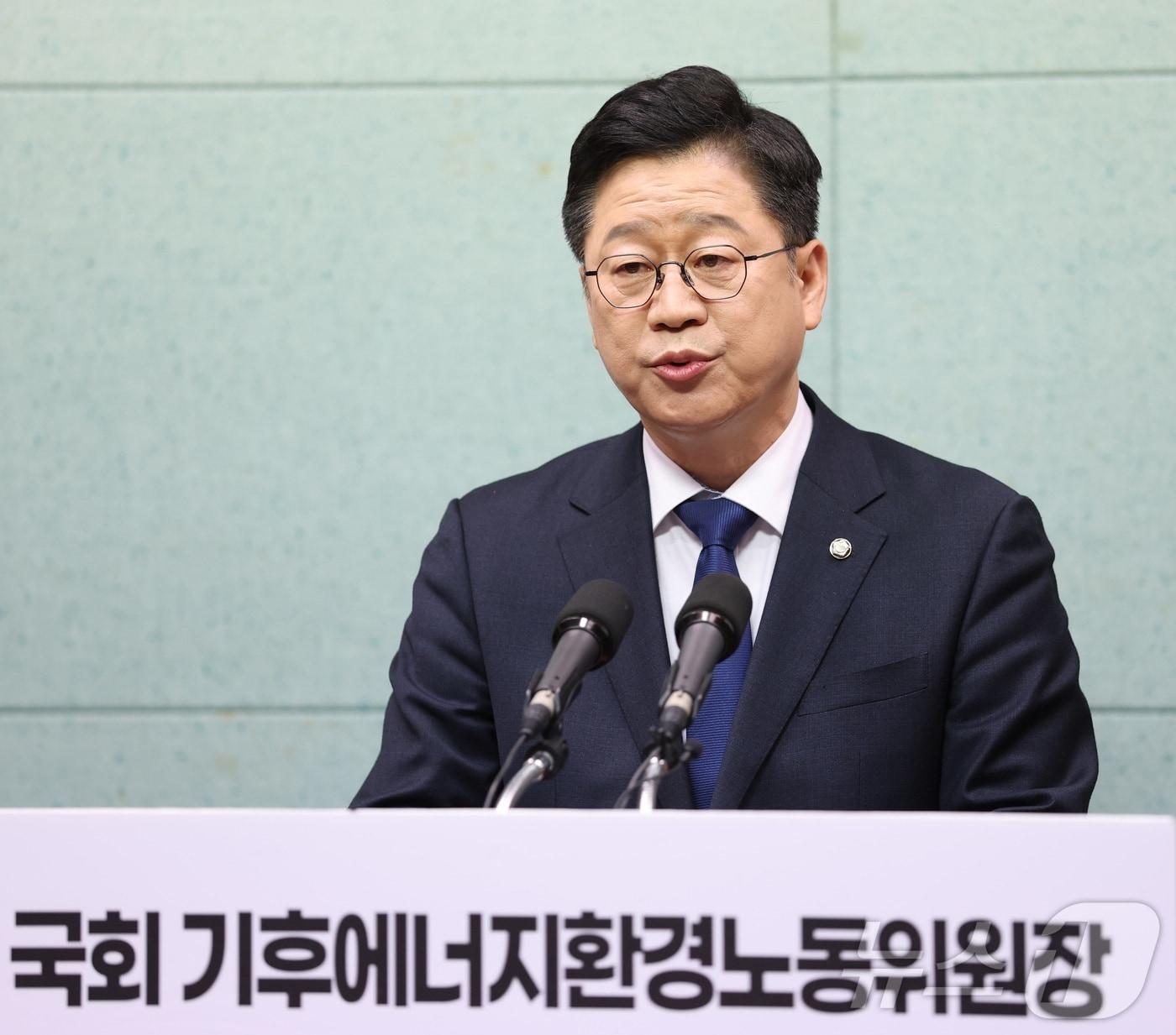 본문 이미지 - 안호영 더불어민주당 의원이 6일 전북 전주시 전북특별자치도의회에서 도지사 정책 관련 기자회견을 열고 질의에 답변을 하고 있다. ⓒ 뉴스1 유경석 기자