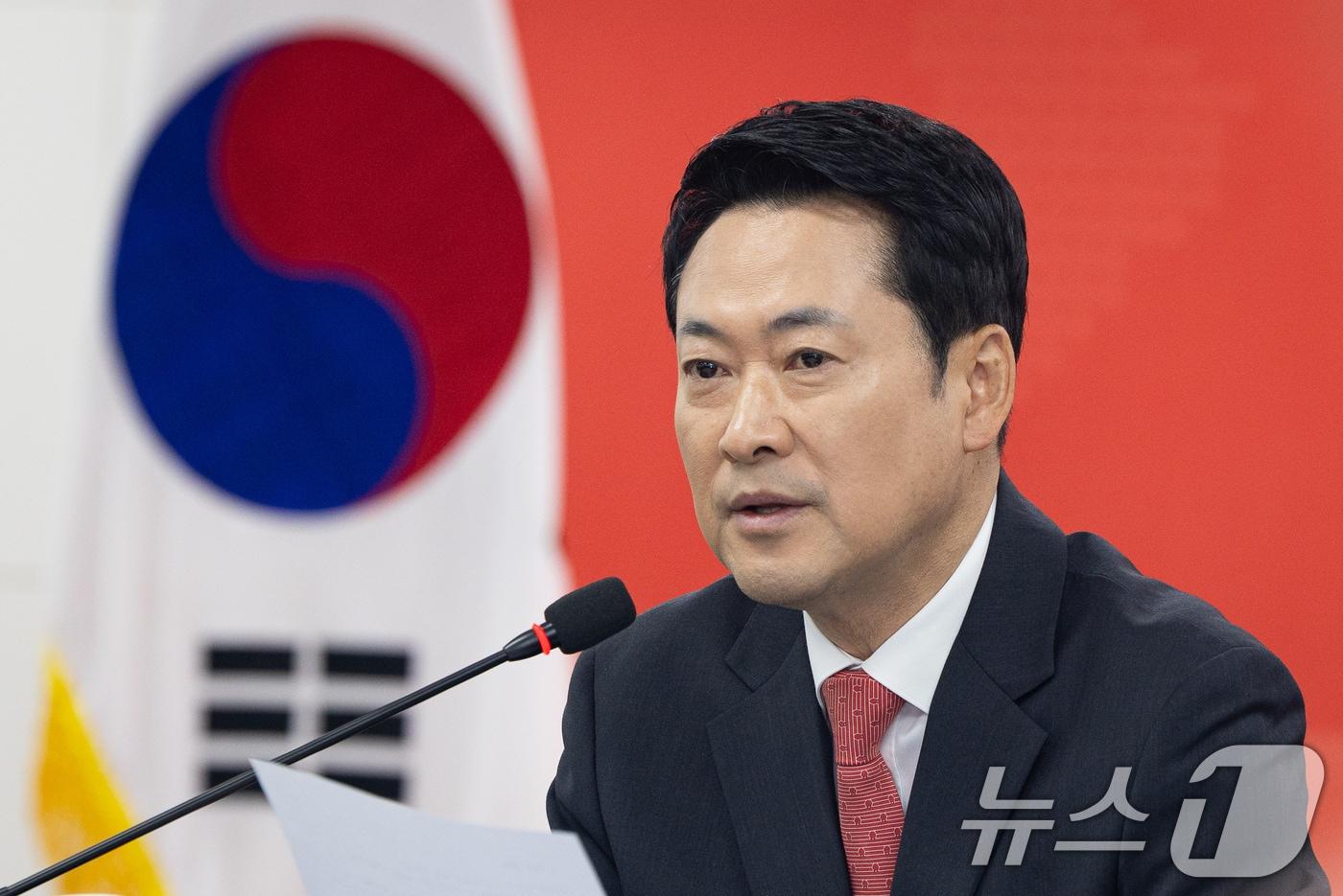 본문 이미지 - 장동혁 국민의힘 대표가 6일 인천 남동구 인천시당에서 열린 인천 현장최고위원회의에서 모두 발언을 하고 있다. 2026.4.6 ⓒ 뉴스1 유승관 기자