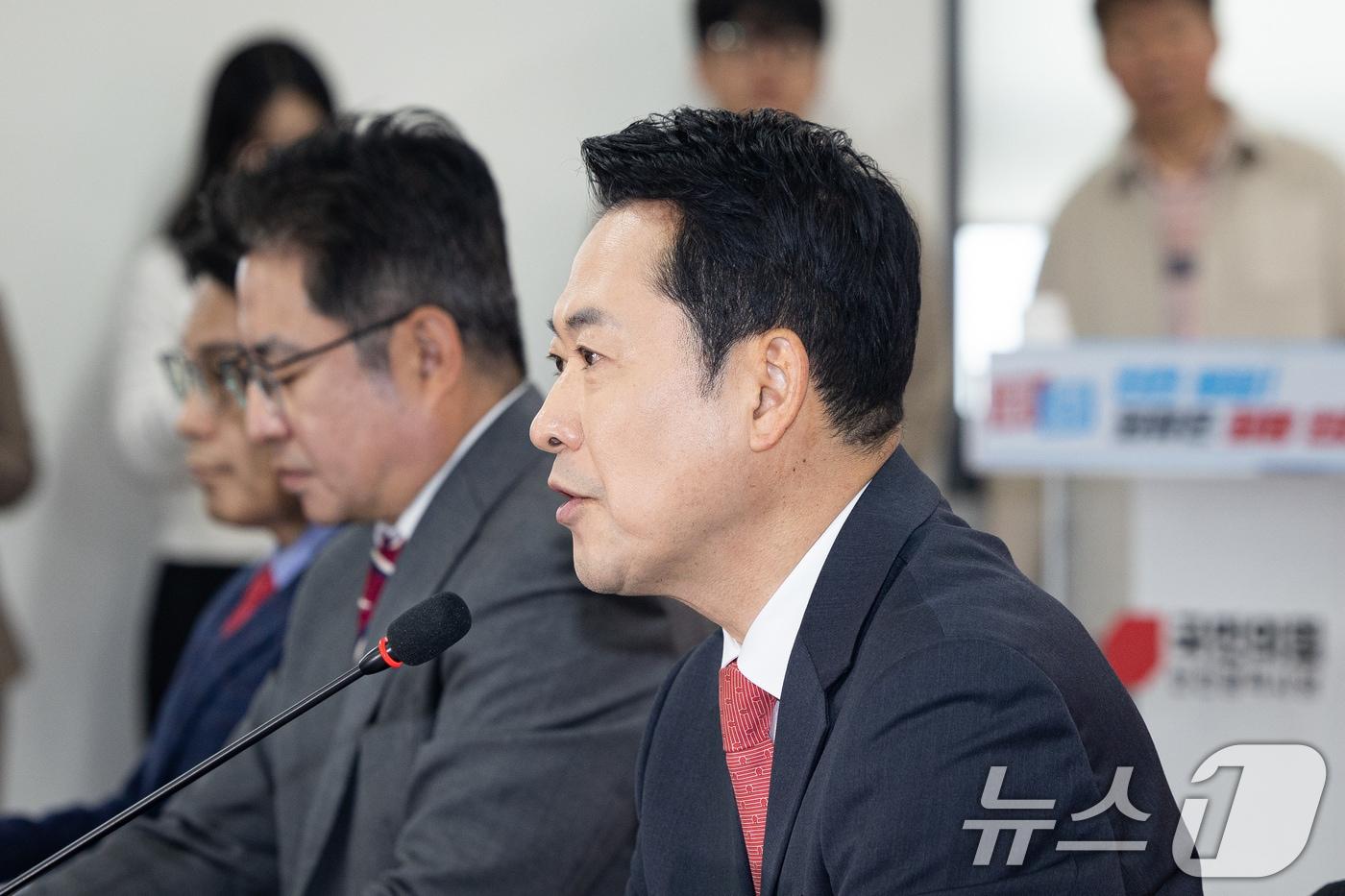 본문 이미지 - 장동혁 국민의힘 대표가 6일 인천 남동구 인천시당에서 열린 인천 현장최고위원회의에서 모두 발언을 하고 있다. 2026.4.6 ⓒ 뉴스1 유승관 기자