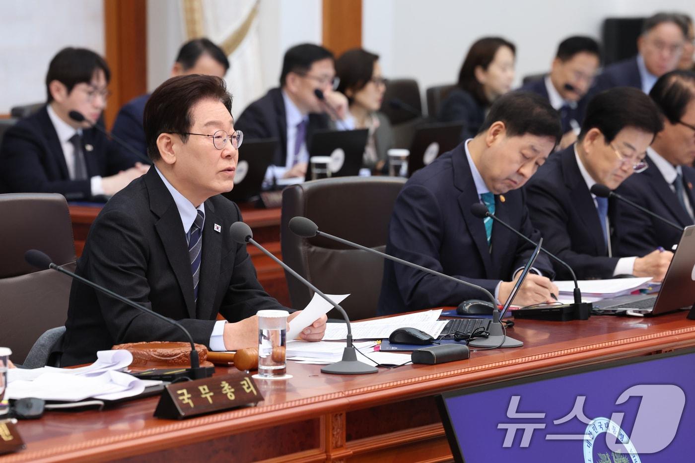 본문 이미지 - 이재명 대통령이 6일 청와대에서 열린 국무회의 겸 제4차 비상경제 점검회의에서 발언하고 있다. 2026.4.6 ⓒ 뉴스1 이재명 기자