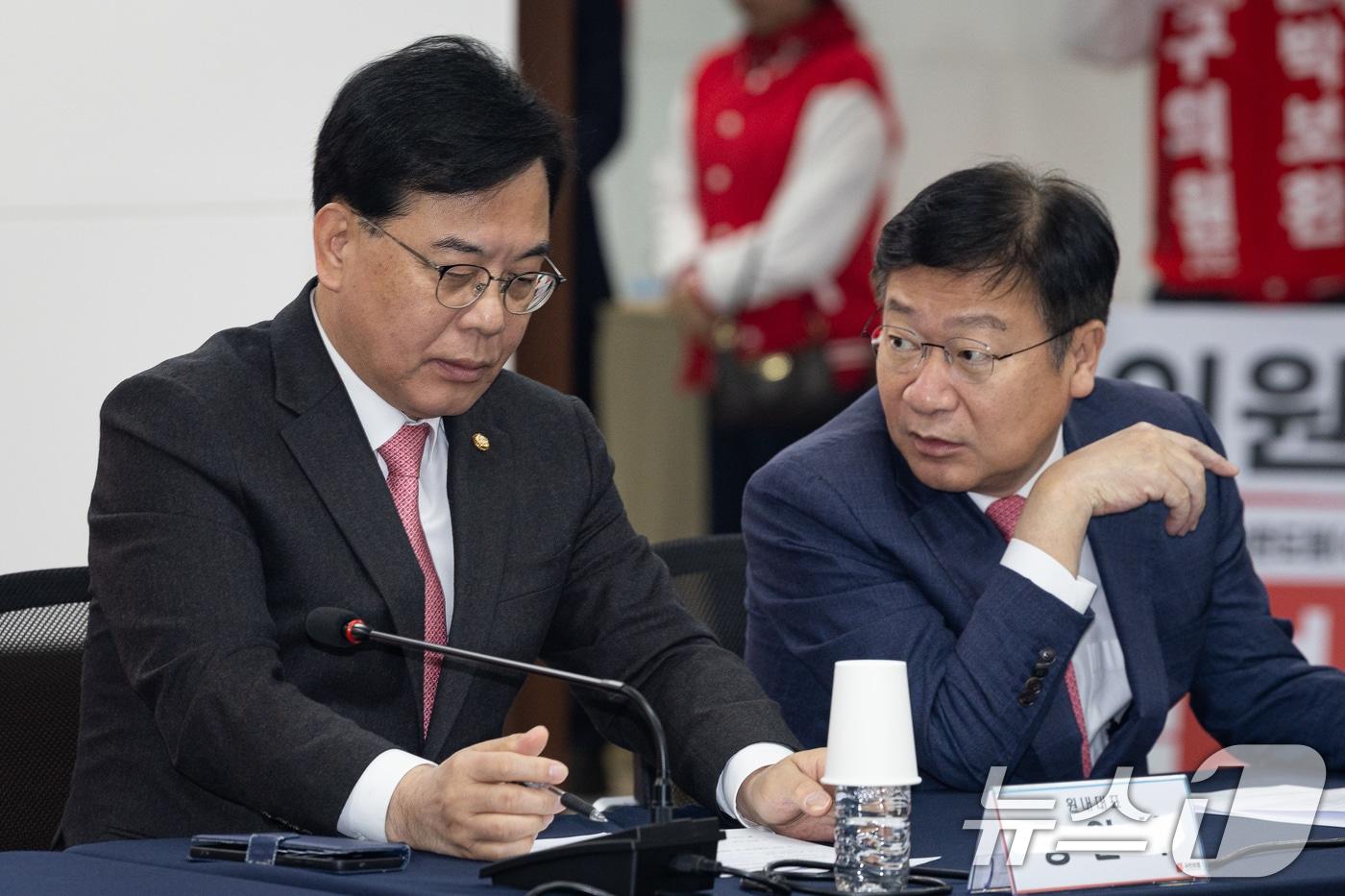 본문 이미지 - 송언석 국민의힘 원내대표와 정점식 정책위의장이 6일 인천 남동구 인천시당에서 열린 인천 현장최고위원회의에서 대화하고 있다. 2026.4.6 ⓒ 뉴스1 유승관 기자