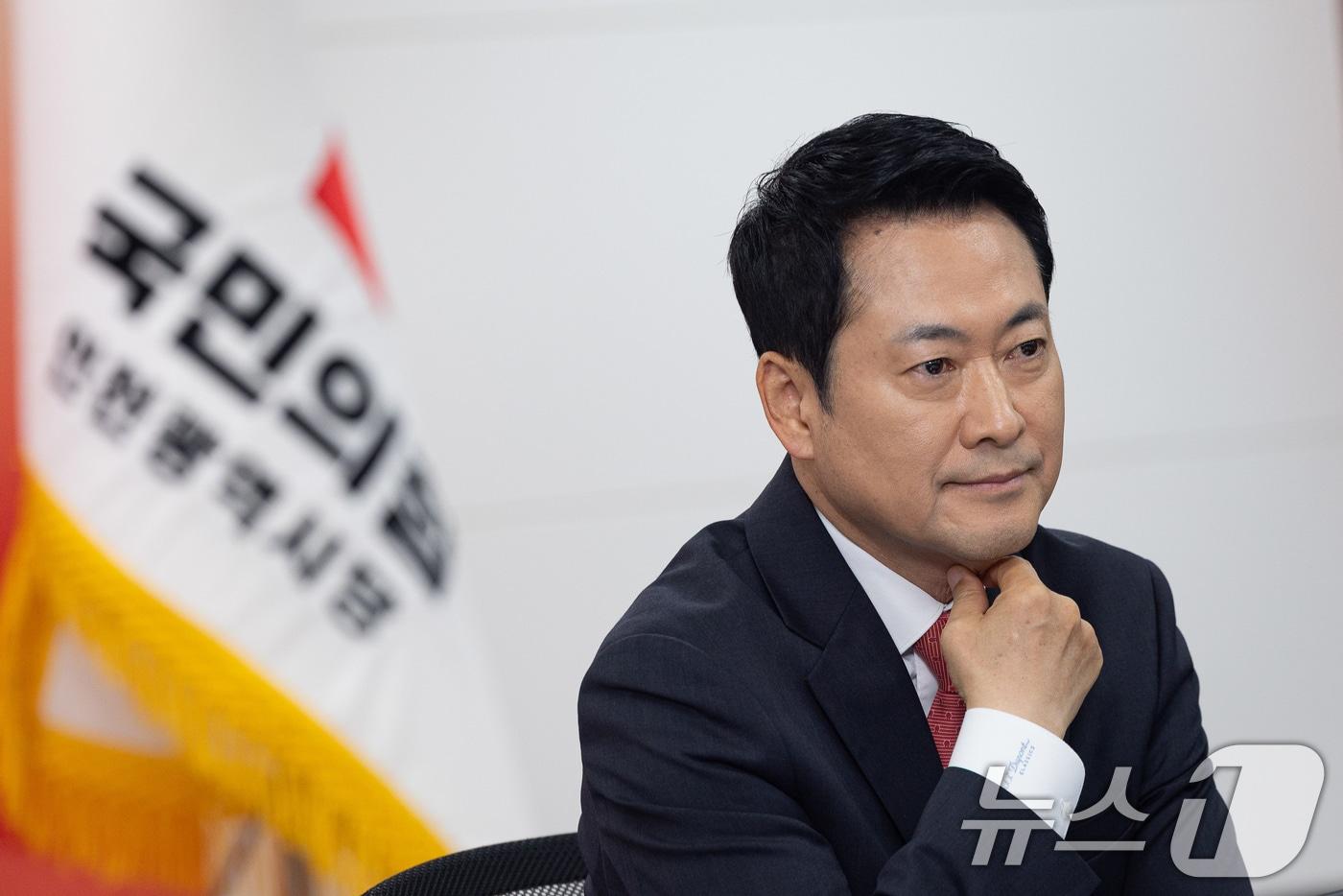 본문 이미지 - 장동혁 국민의힘 대표가 6일 인천 남동구 인천시당에서 열린 인천 현장최고위원회의에서 생각에 잠겨 있다. 2026.4.6 ⓒ 뉴스1 유승관 기자