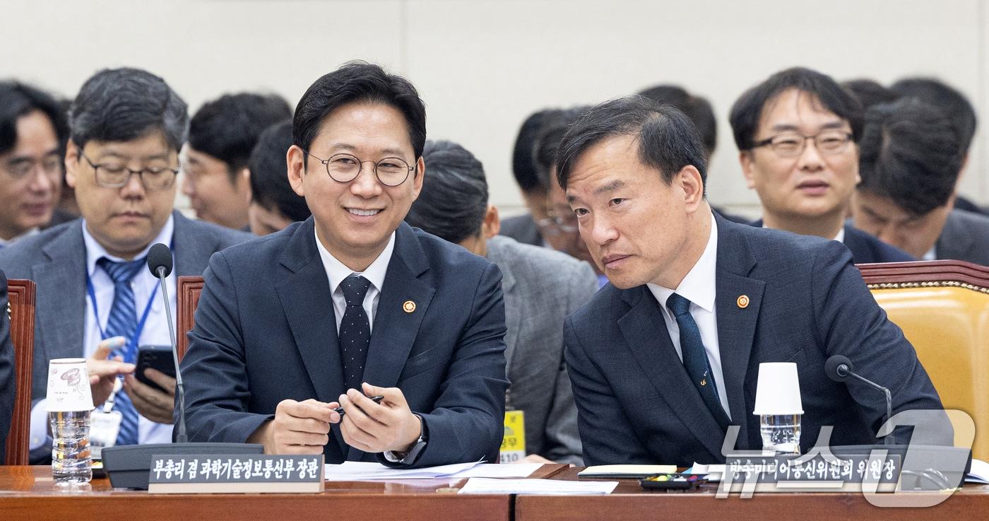 본문 이미지 - 배경훈 부총리 겸 과학기술정보통신부 장관이 김종철 방송미디어통신위원장과 대화하고 있다. 2026.4.6 ⓒ 뉴스1 이승배 기자