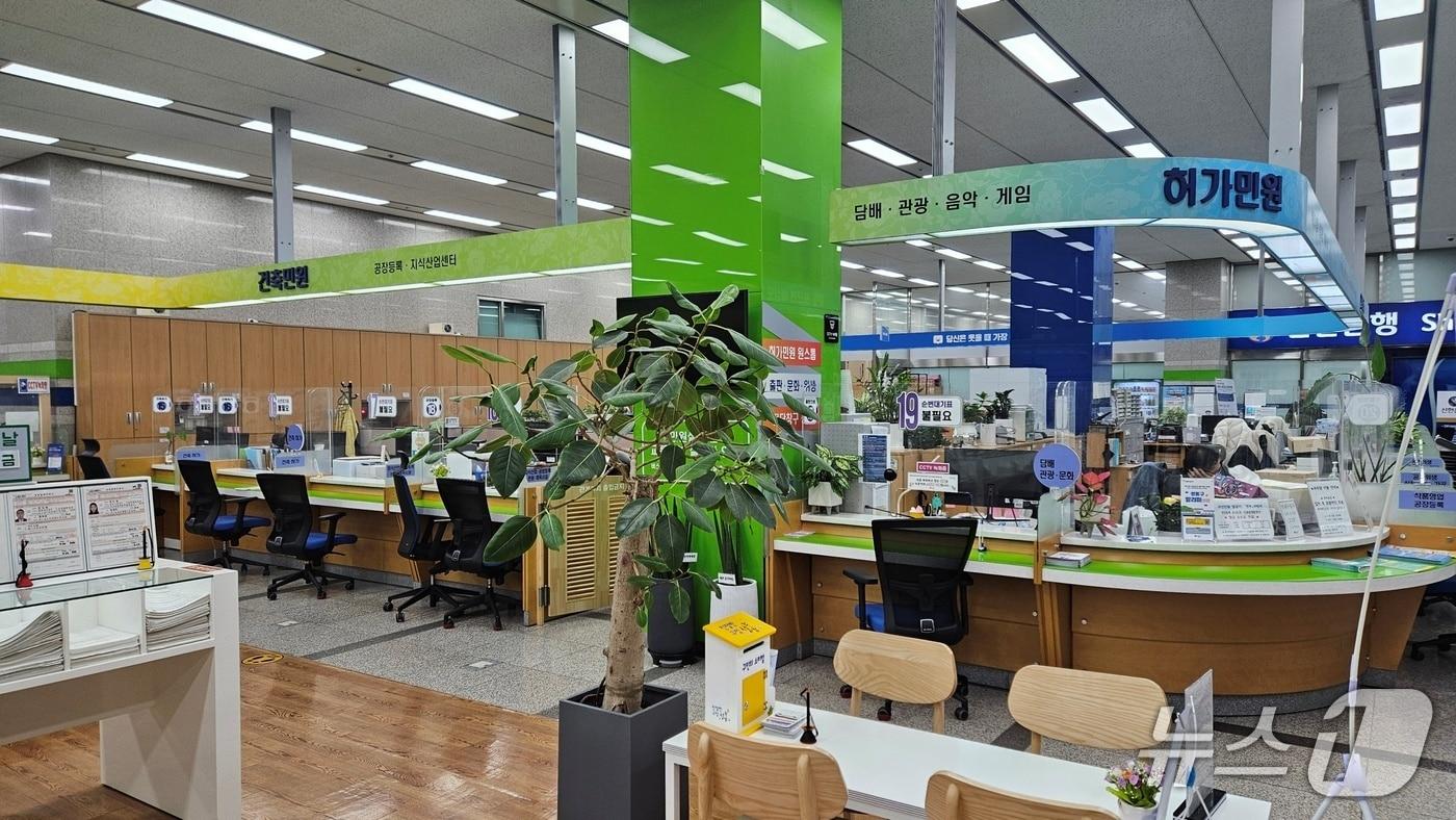 본문 이미지 - 성동구청 허가민원 창구(성동구 제공)