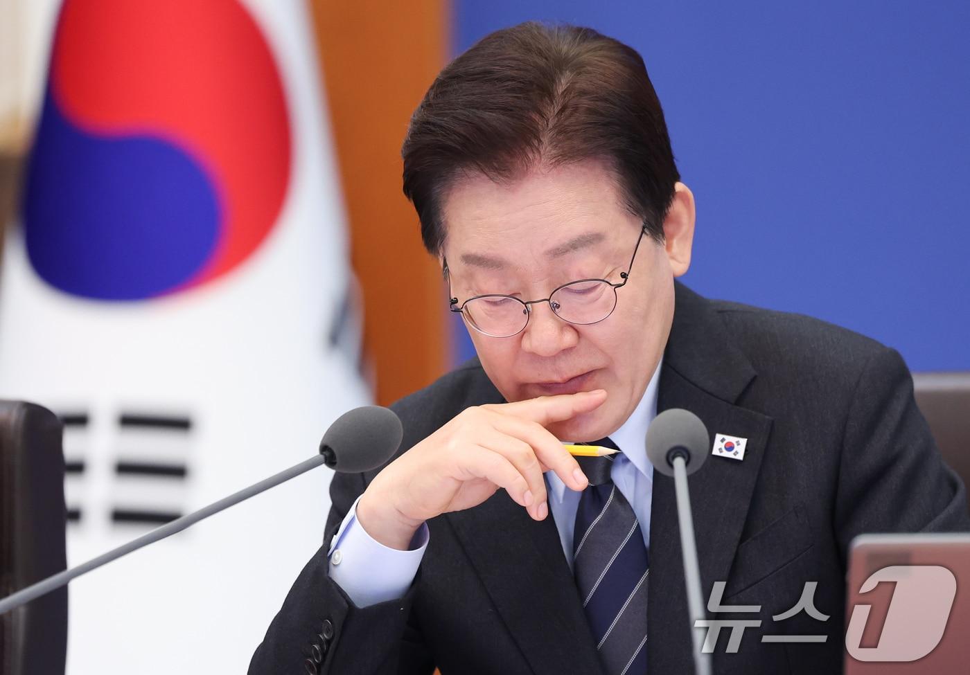 본문 이미지 - 이재명 대통령이 6일 청와대에서 열린 국무회의 겸 제4차 비상경제 점검회의에서 구윤철 부총리 겸 재정경제부 장관의 5개 대응반별 조치사항 점검 및 향후 계획 보고를 받고 있다. 2026.4.6 ⓒ 뉴스1 이재명 기자