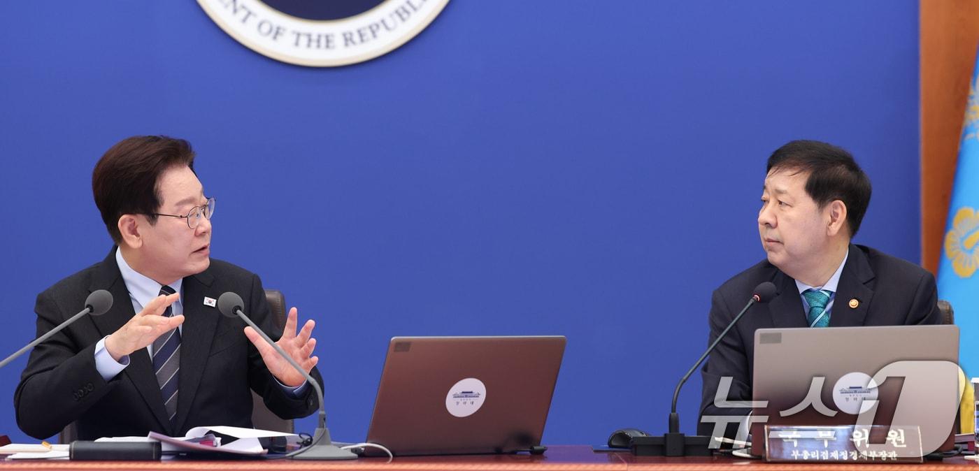 본문 이미지 - 이재명 대통령이 6일 청와대에서 열린 국무회의 겸 제4차 비상경제 점검회의에서 구윤철 부총리 겸 재정경제부 장관에게 질의하고 있다. 2026.4.6 ⓒ 뉴스1 이재명 기자