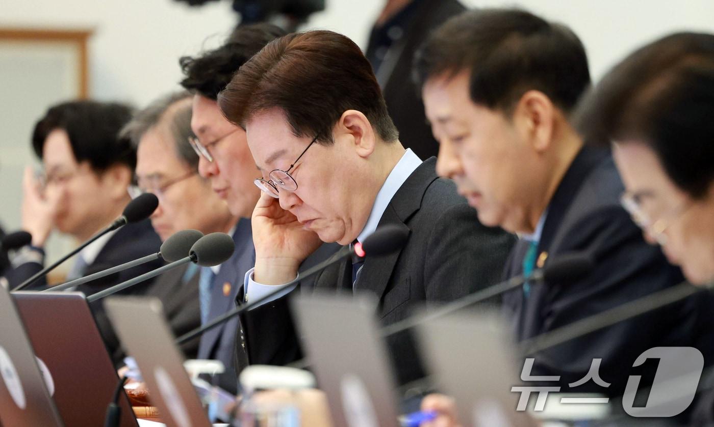 본문 이미지 - 이재명 대통령이 6일 청와대에서 열린 국무회의 겸 제4차 비상경제 점검회의에서 구윤철 부총리 겸 재정경제부 장관의 5개 대응반별 조치사항 점검 및 향후 계획 보고를 받고 있다. 2026.4.6 ⓒ 뉴스1 이재명 기자