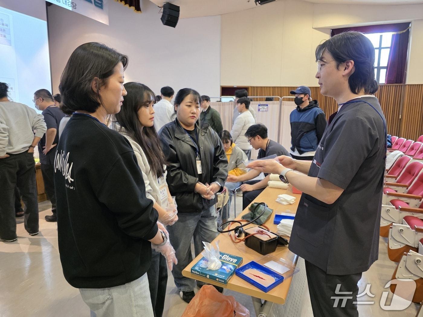 본문 이미지 - 단국대병원에서 중증회상환자 응급처치 교육이 진행 중인 모습. (충남소방본부 제공, 재판매 및 DB금지) / 뉴스1 