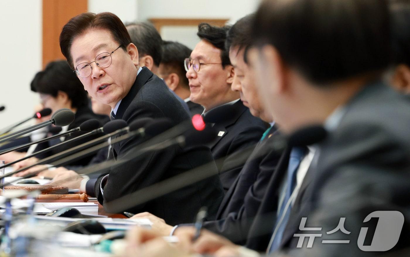 본문 이미지 - 이재명 대통령이 6일 청와대에서 열린 국무회의 겸 제4차 비상경제 점검회의에서 김윤덕 국토교통부 장관에게 질의하고 있다. 2026.4.6 ⓒ 뉴스1 이재명 기자