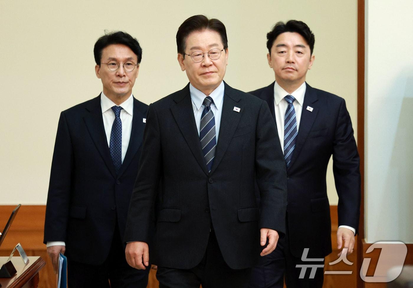 본문 이미지 - 이재명 대통령이 6일 청와대에서 열린 국무회의 겸 제4차 비상경제 점검회의에 입장하고 있다. 2026.4.6 ⓒ 뉴스1 이재명 기자