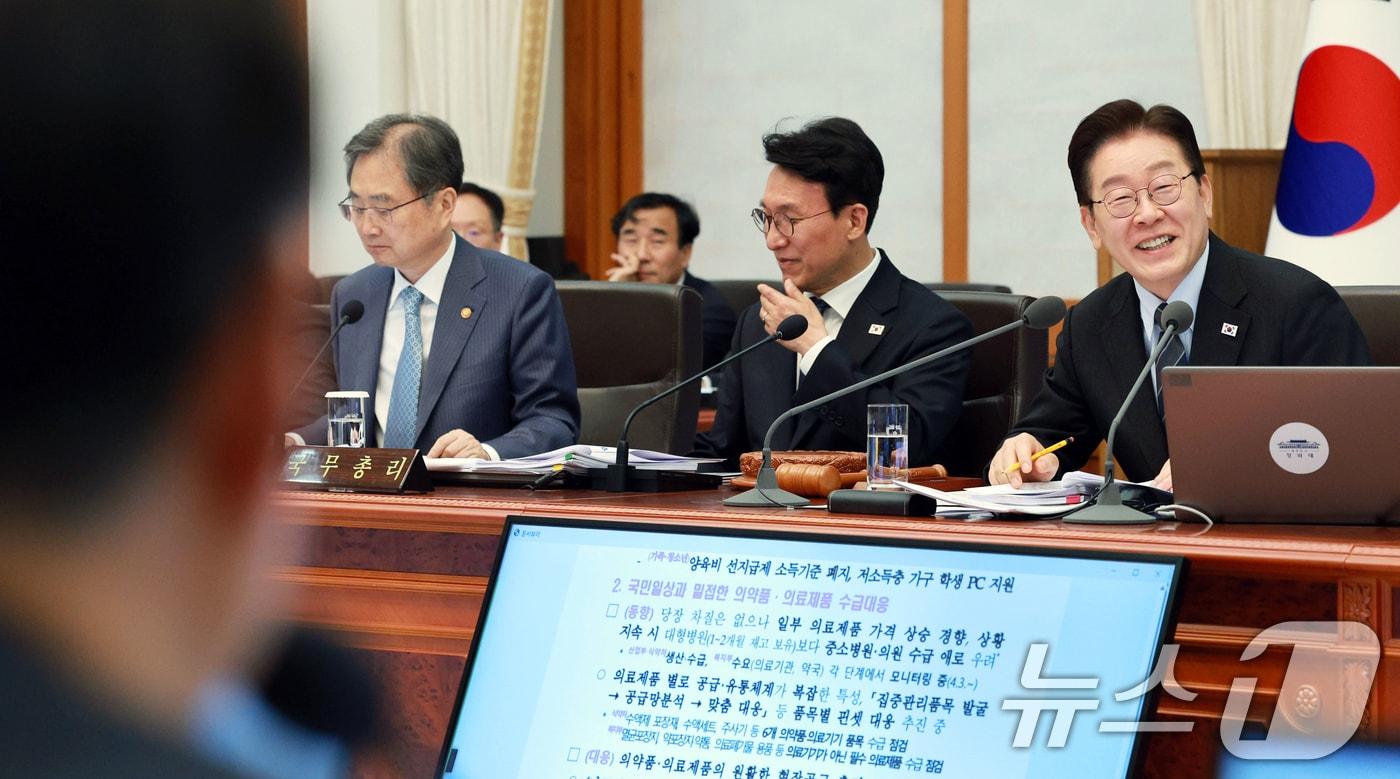 본문 이미지 - 이재명 대통령이 6일 청와대에서 열린 국무회의 겸 제4차 비상경제 점검회의에서 김성환 기후에너지환경부 장관에게 질의하고 있다. 2026.4.6 ⓒ 뉴스1 이재명 기자