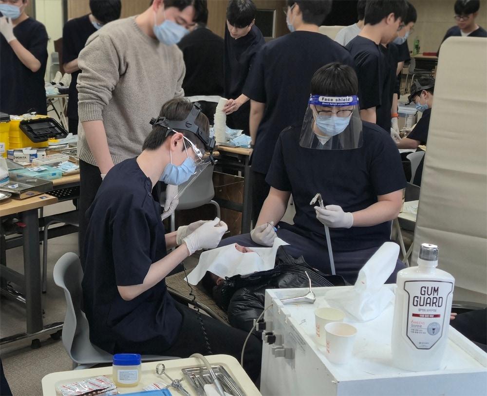 본문 이미지 - 동아제약 검가드, 경희대 치과대학 봉사 동아리 '코다'에 검가드 오리지널 제품 후원.(동아제약 제공)