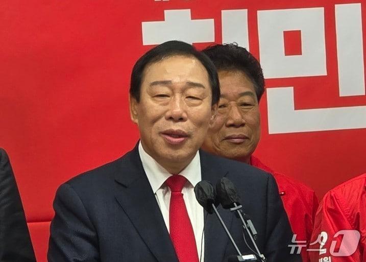 본문 이미지 - 출마선언하는 최민호 세종시장. / 뉴스1