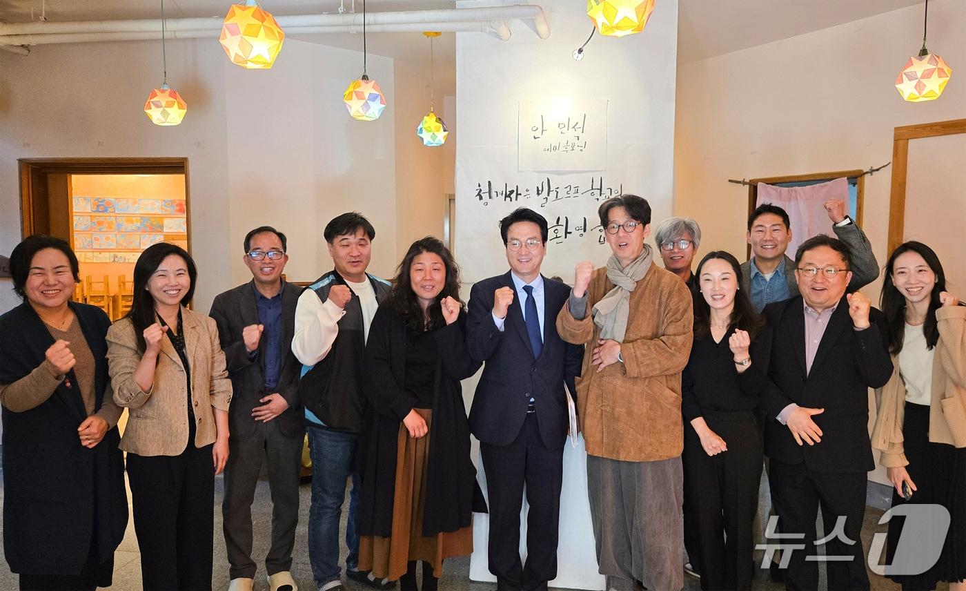 본문 이미지 -  안민석 경기도교육감 예비후보가 청계자유발도르프학교 관계자들과 간담회 후 기념촬영을 하고 있다.(안민석 선거 사무소 제공)