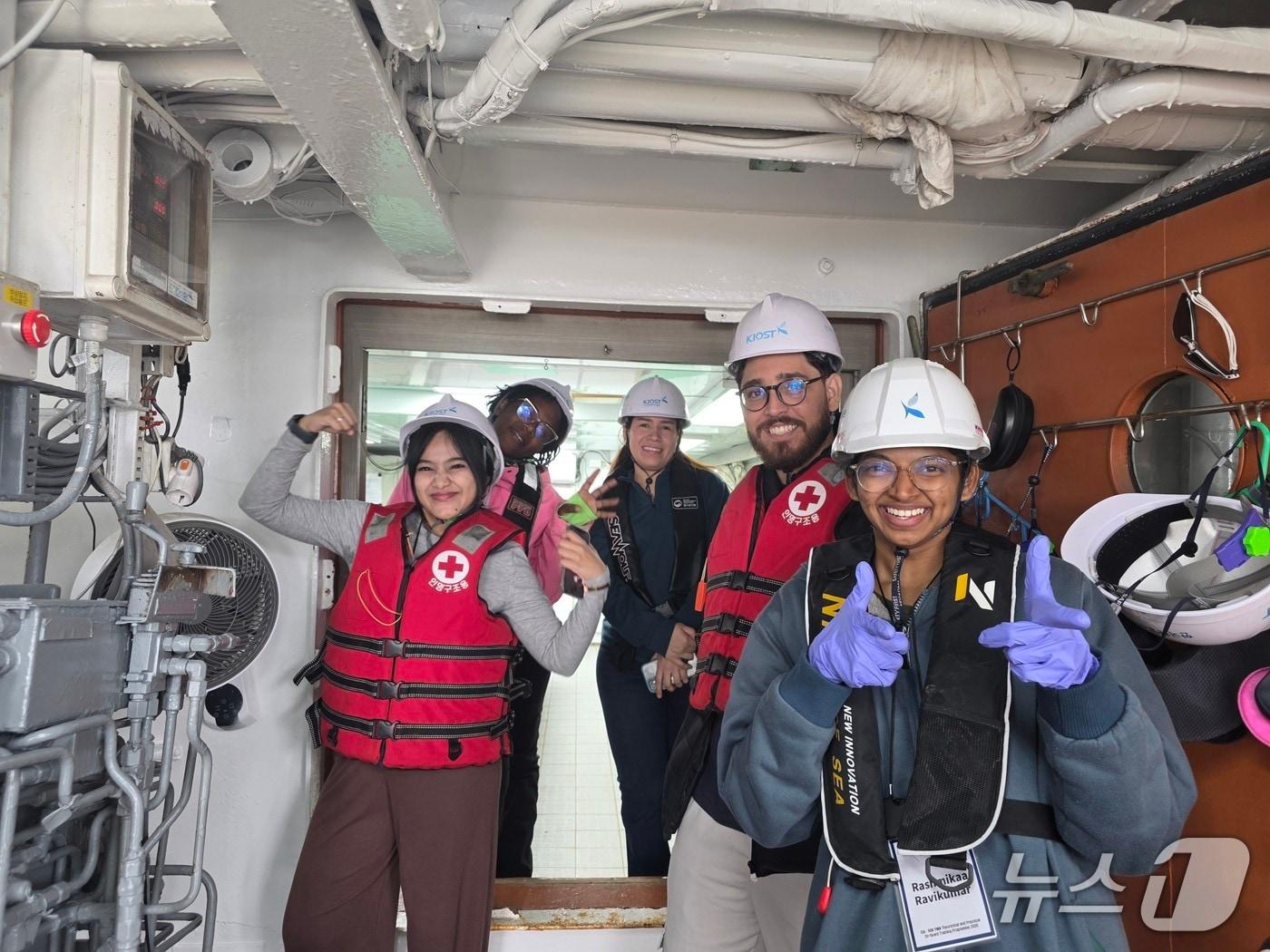본문 이미지 - KIOST 연구선 '온누리호'에 승선한 훈련생들(한국해양과학기술원 제공)