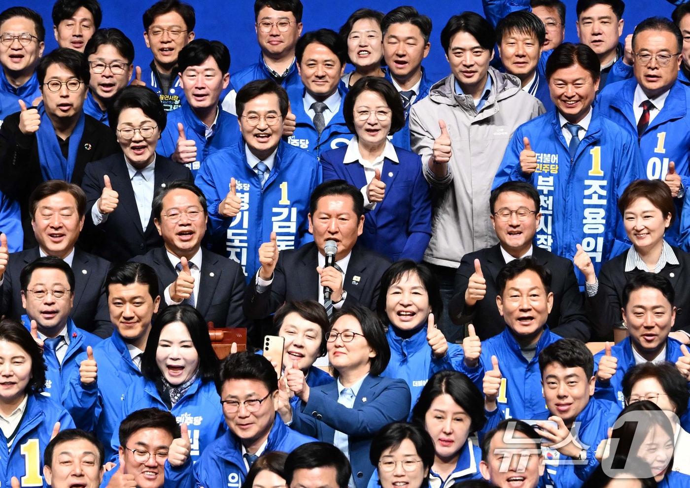 본문 이미지 - 정청래 더불어민주당 대표, 최고위원을 비롯한 6.3 지방선거 경기도 지역 출마자들이 6일 오전 경기도 수원시 경기아트센터에서 열린 수원 현장 최고위원회의에서 기념촬영하고 있다. (공동취재) ⓒ 뉴스1 김영운 기자