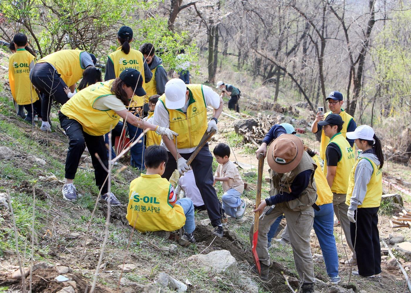 본문 이미지 - 에쓰오일 임직원과 임직원 가족들이 지난 4일 서울 마포구 노을공원서 식목일 나무심기 봉사활동을 진행하고 있다.(에쓰오일 제공)뉴스1