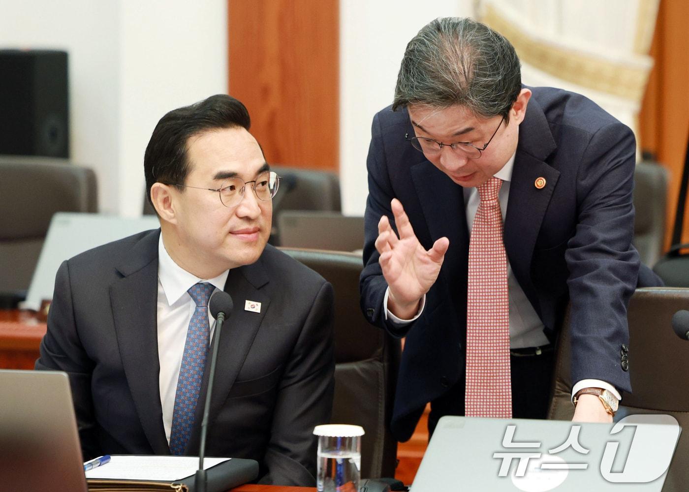 본문 이미지 - 박홍근 기획예산처 장관과 이억원 금융위원장. 2026.4.6 ⓒ 뉴스1 이재명 기자
