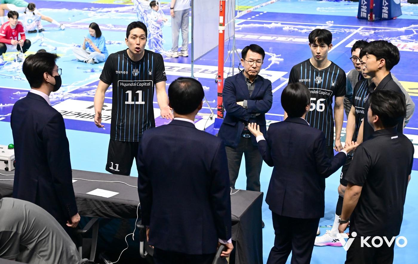 본문 이미지 - 4일 열린 챔프전 2차전이 끝난 뒤 심판진에 항의하는 현대캐피탈 선수들. (KOVO 제공)