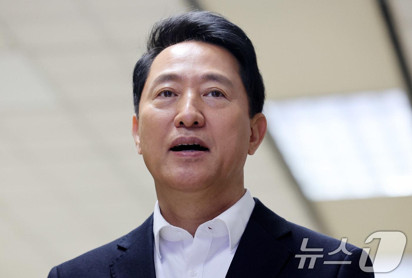 본문 이미지 - 오세훈 서울시장이 6일 서울 성동구 서울교통공사 제2관제센터를 찾아 '무선통신 기반 열차제어시스템(CBTC)' 도입 준비 상황을 점검하고 있다. 2026.4.6 ⓒ 뉴스1 박지혜 기자