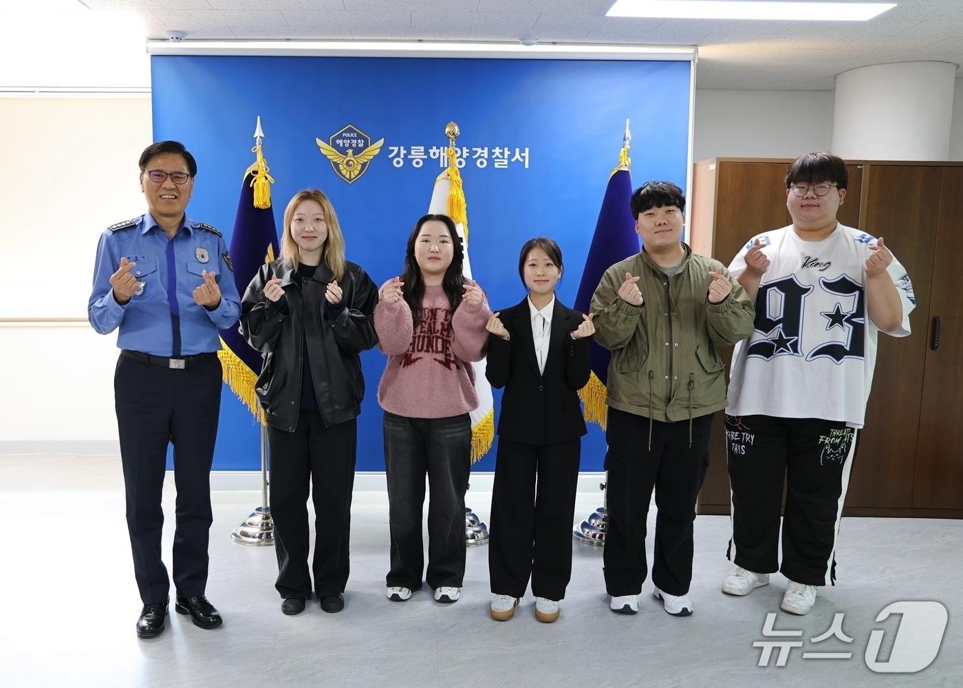 본문 이미지 - 박홍식 강릉해경서장(사진 왼쪽)과 6일부터 근무를 시작한 청년인턴 5명.(강릉해경 제공,재판매 및 DB 금지) 2026.4.6/뉴스1