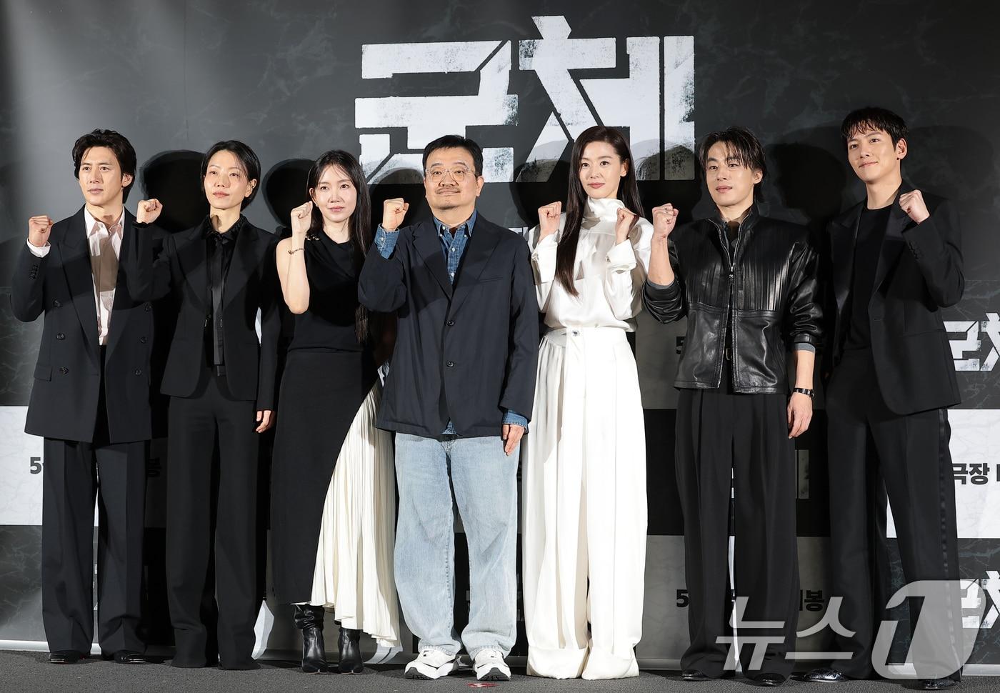 본문 이미지 - 배우 고수(왼쪽부터)와 김신록, 신현빈, 연상호 감독, 전지현, 구교환, 지창욱이 6일 서울 용산구 CGV용산아이파크몰에서 열린 영화 '군체' 제작보고회에 참석해 포즈를 취하고 있다. '군체'는 정체불명의 감염사태로 봉쇄된 건물 안, 고립된 생존자들이 예측할 수 없는 형태로 진화하는 감염자들에 맞서 벌이는 사투를 그린 작품이다. 2026.4.6 ⓒ 뉴스1 권현진 기자