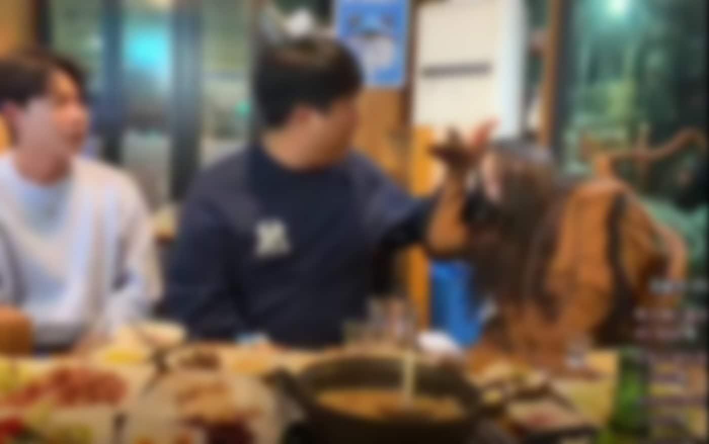 본문 이미지 - 유명 먹방 스트리머가 전날(5일) 생방송 중 동석한 여성 스트리머를 폭행한 사실이 알려졌다.(방송 화면 갈무리)2026.4.6 ⓒ 뉴스1