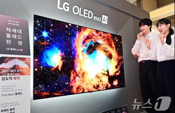 본문 이미지 - LG전자 모델들이 2026년형 'LG 올레드 에보' 화면을 보고 있다.(LG전자 제공)/뉴스1
