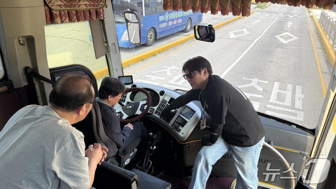 본문 이미지 - 지난해 5월 진행된 마을버스 운전자 양성교육에서 교육생이 차량 특성에 대한 설명을 듣고 있다.(동작구 제공)