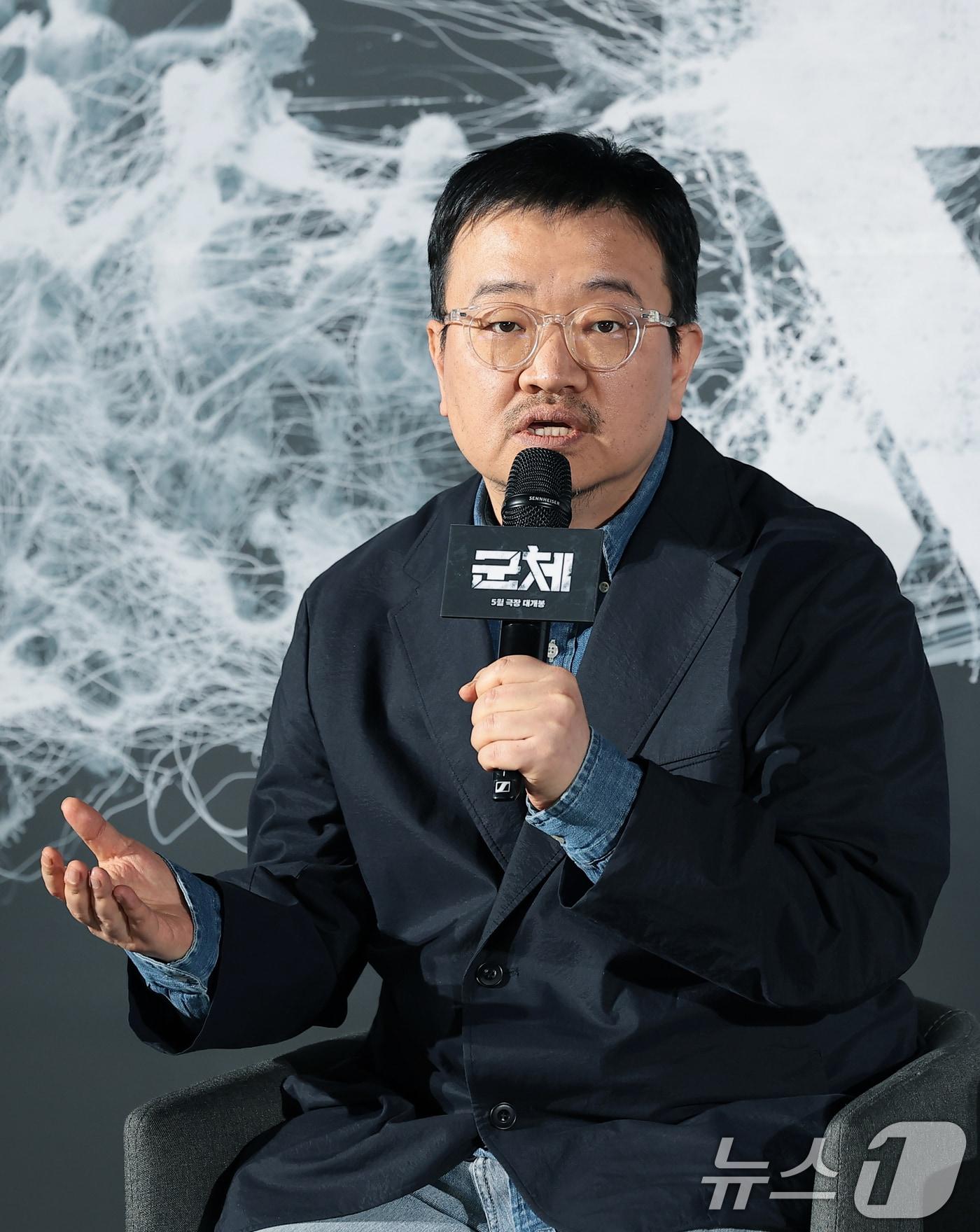 본문 이미지 - 연상호 감독이 6일 서울 용산구 CGV용산아이파크몰에서 열린 영화 '군체' 제작보고회에 참석해 인사말을 하고 있다. '군체'는 정체불명의 감염사태로 봉쇄된 건물 안, 고립된 생존자들이 예측할 수 없는 형태로 진화하는 감염자들에 맞서 벌이는 사투를 그린 작품이다. 2026.4.6 ⓒ 뉴스1 권현진 기자