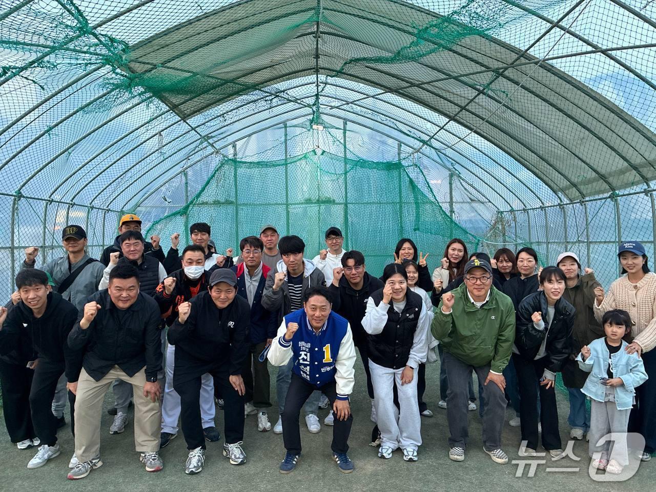 본문 이미지 -  진석범 예비후보가 리틀야구단 학부모드로가 간담회를 갖고 기념촬영울 하고 있다.(진 예비후보 선거사무소 제공)