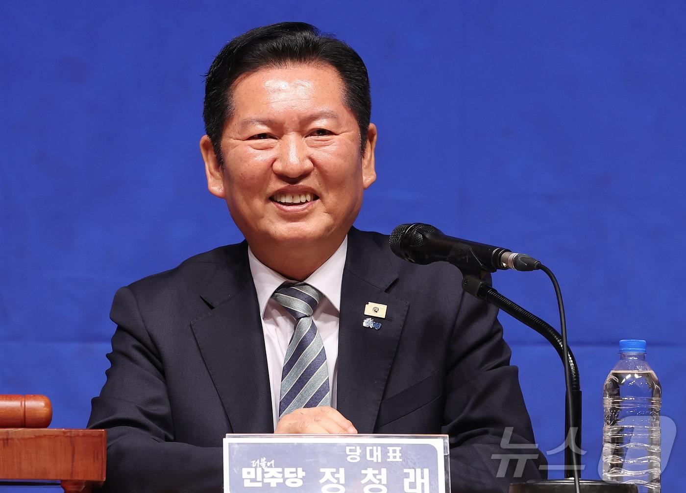 본문 이미지 - 정청래 더불어민주당 대표가 6일 경기도 수원시 경기아트센터에서 열린 더불어민주당 현장최고위원회의에서 미소를 짓고 있다. (공동취재) 2026.4.6 ⓒ 뉴스1 김영운 기자