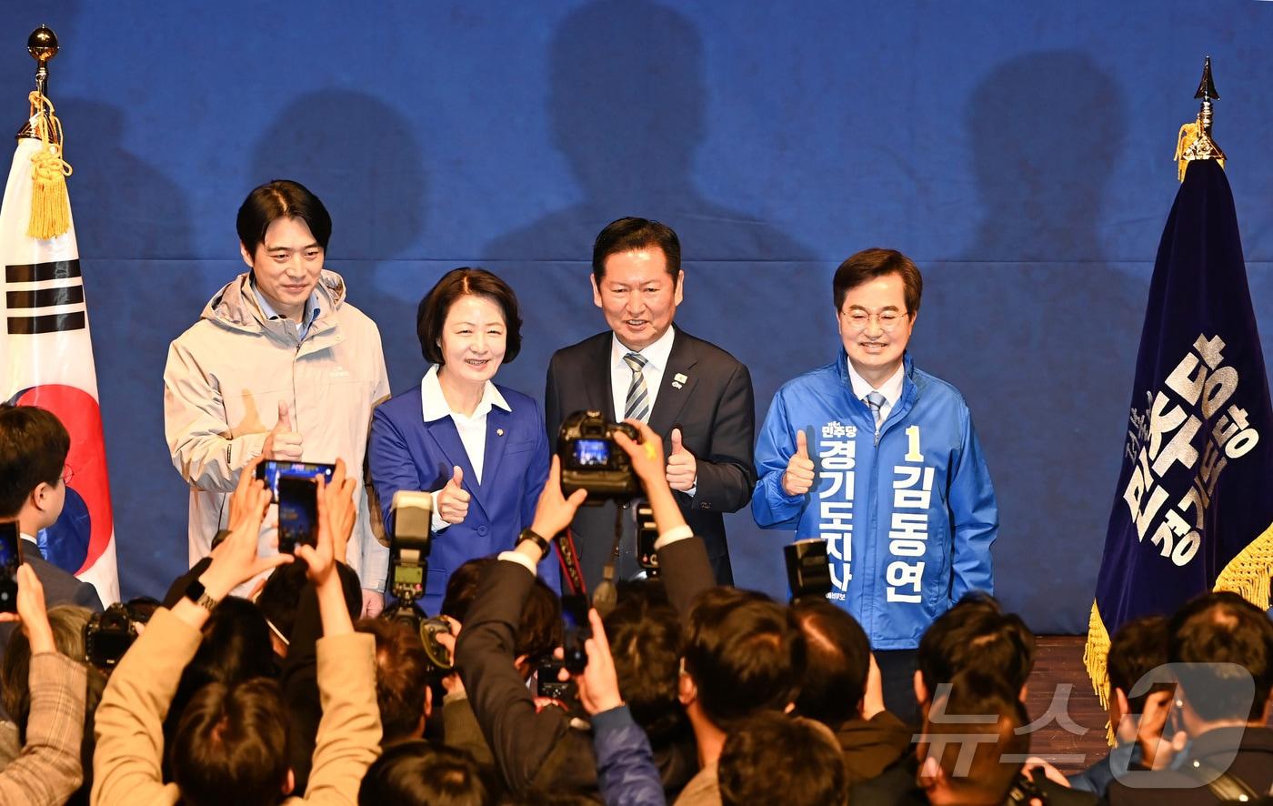 본문 이미지 - 정청래 더불어민주당 대표와 경기도지사 경선 후보자들이 6일 경기 수원시 경기아트센터에서 열린 현장최고위원회의에서 기념촬영을 하고 있다. 사진 왼쪽부터 한준호 후보, 추미애 후보, 정청래 대표, 김동연 후보. (공동취재) 2026.4.6 ⓒ 뉴스1 김영운 기자