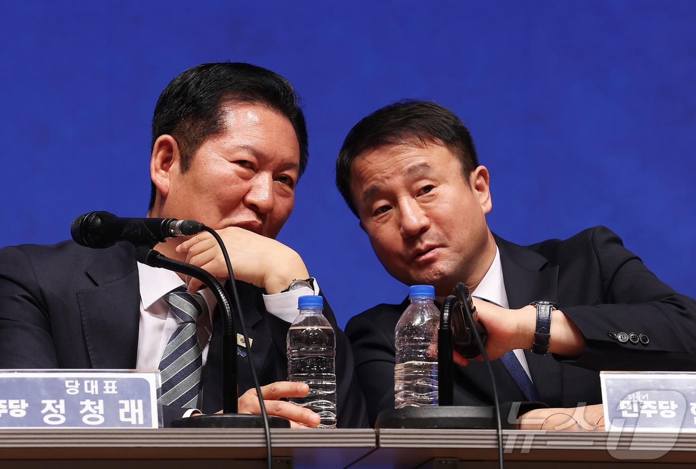 본문 이미지 - 정청래 더불어민주당 대표와 한병도 더불어민주당 원내대표가 6일 경기도 수원시 경기아트센터에서 열린 더불어민주당 현장최고위원회의에서 대화를 하고 있다. (공동취재) 2026.4.6 ⓒ 뉴스1 김영운 기자