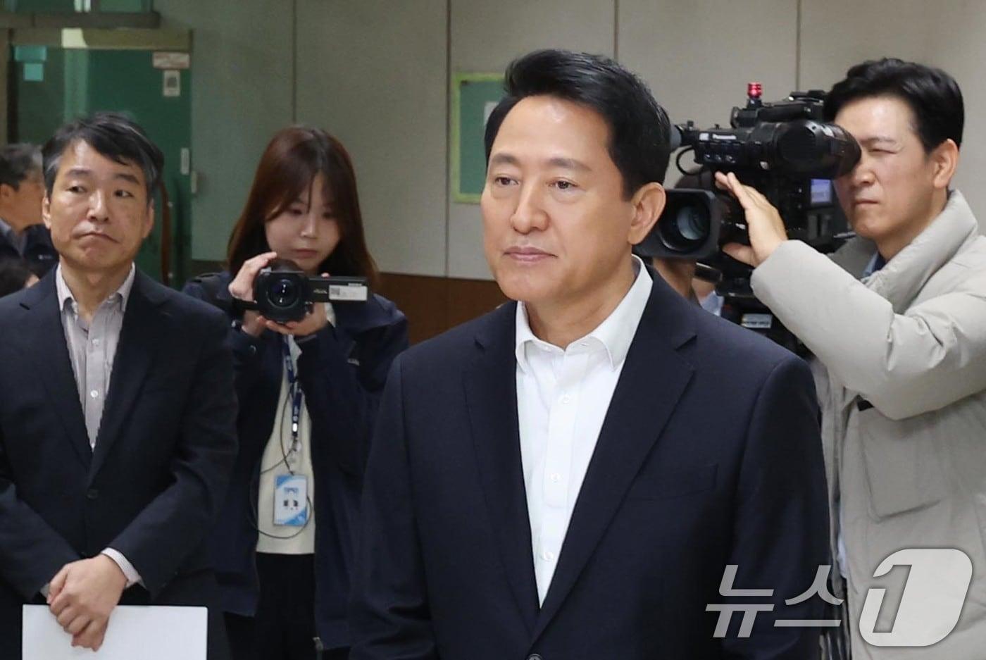 본문 이미지 - 6일 오전 오세훈 서울시장이 서울교통공사 제2관제센터를 방문해 CBTC(무선통신기반 열차제어시스템) 운영 현황을 보고받고 있다. 무선통신 기반 신호체계 전환을 통해 열차 추가 투입이 가능해지면서 주요 혼잡 구간 혼잡도 약 20% 완화가 기대된다. 2026.4.6 ⓒ 뉴스1 조연우 인턴기자