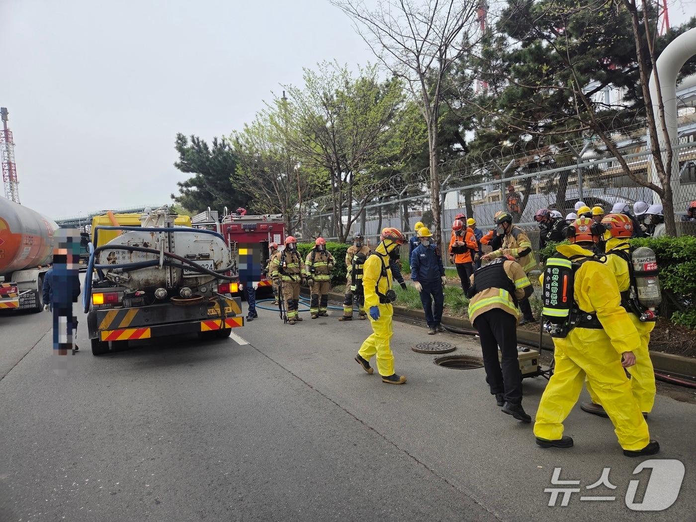 본문 이미지 - 울산소방이 6일 울산 울주군 온산공단 내 지하 배관에서 유출된 유해화학물질 사고에 대응하고 있다.(울산소방본부 제공. 재판매 및 DB금지)/뉴스1