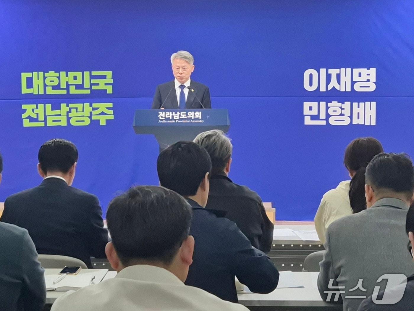 본문 이미지 -  민형배 민주당 전남광주통합특별시장 결선 진출 후보가 기자회견을 갖고 있다.. 2026.44.6 ⓒ 뉴스1 조영석 기자