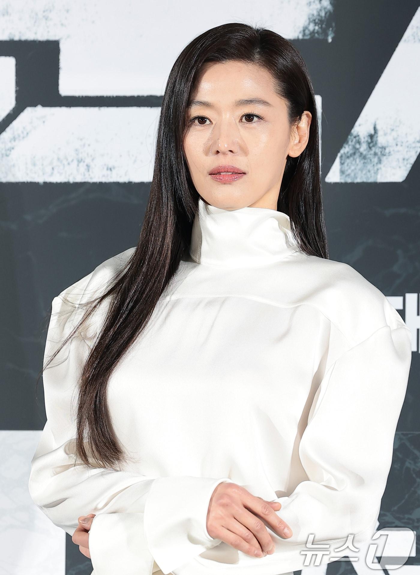 본문 이미지 - 배우 전지현이 6일 서울 용산구 CGV용산아이파크몰에서 열린 영화 '군체'(감독 연상호) 제작보고회에 참석해 포즈를 취하고 있다. '군체'는 정체불명의 감염사태로 봉쇄된 건물 안, 고립된 생존자들이 예측할 수 없는 형태로 진화하는 감염자들에 맞서 벌이는 사투를 그린 작품이다. 2026.4.6 ⓒ 뉴스1 권현진 기자