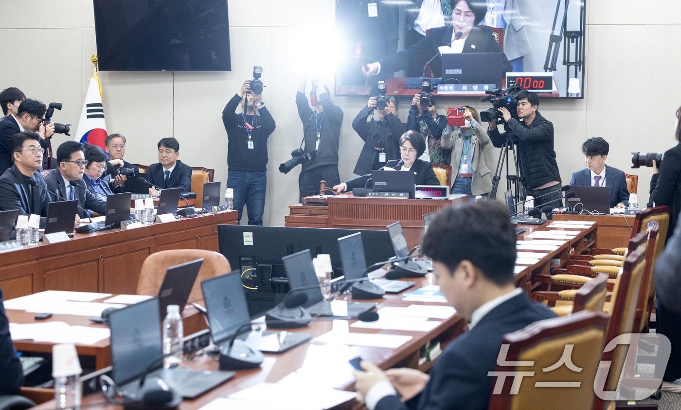 본문 이미지 - 6일 서울 여의도 국회에서 열린 제434회국회(임시회) 과학기술정보방송통신위원회 제1차 전체회의에서 최민희 위원장이 의사봉을 두드리고 있다. 2026.4.6 ⓒ 뉴스1 이승배 기자