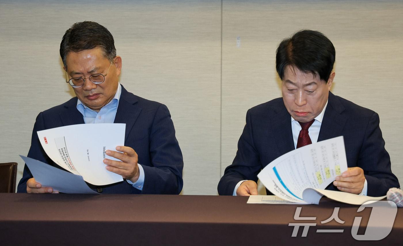 본문 이미지 - 윤호상, 류수노 서울시교육감 예비후보가 6일 서울 중구 프레스센터에서 서울·경기·인천 좋은교육감후보 추대시민회의 주최로 열린 '서울 교육감 후보 단일화 결과 발표' 기자회견에 참석해 여론조사 결과를 확인하고 있다. 2026.4.6 ⓒ 뉴스1 안은나 기자