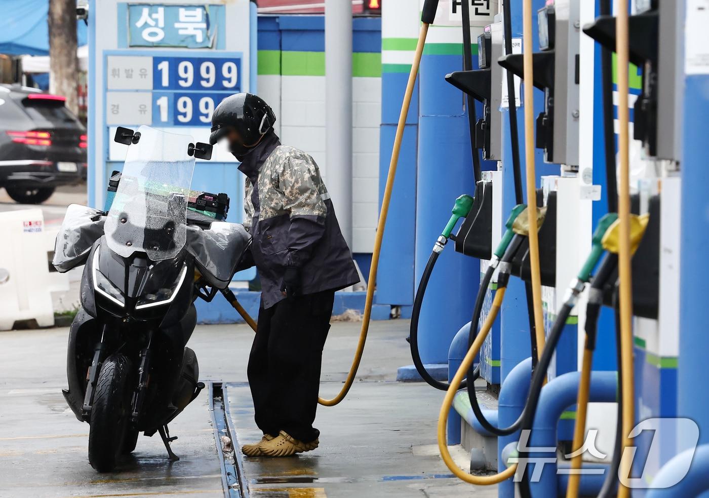 본문 이미지 - 중동 사태 영향으로 국내 기름값 오름세가 계속되면서 당정이 '주유소 사후정산제'를 폐지하기로 한 6일 오전 서울 시내 주유소에서 시민들이 차량에 기름을 넣고 있다. '사후정산제'는 정유사가 주유소에 석유제품을 우선 공급하고 일정 기간 후 국제 기준가격 등에 따라 정산하는 방식으로, 주유소가 정확한 가격을 모른 채 제품을 구입해야 해 석유 가격 인상의 원인이 된다는 지적이 제기돼 왔다. 한편 전국 휘발유 평균 가격은 전날보다 약 4원 올라 리터당 1953.27원, 경유는 약 4원 올라 1943.87원을 기록했다. 2026.4.6 ⓒ 뉴스1 김민지 기자